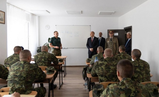 Радев: Националната гвардейска част е символ на дълг, достойнство и родолюбие