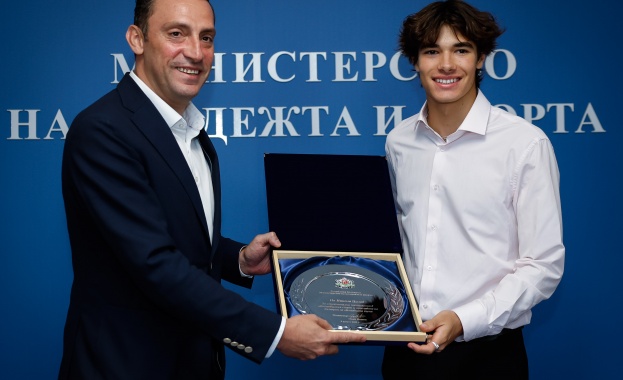 Министърът на младежта и спорта Иван Пешев връчи почетен плакет