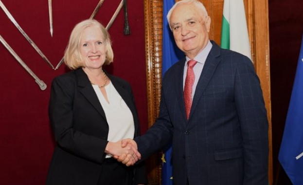 Министърът на отбраната Атанас Запрянов проведе среща с извънредния и