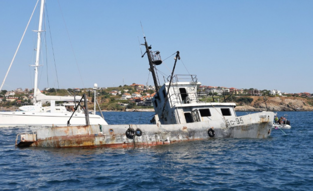 Край Созопол потопиха риболовния кораб Чавдар за да може плавателният