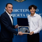 Министърът на младежта и спорта Иван Пешев награди пилота Никола Цолов