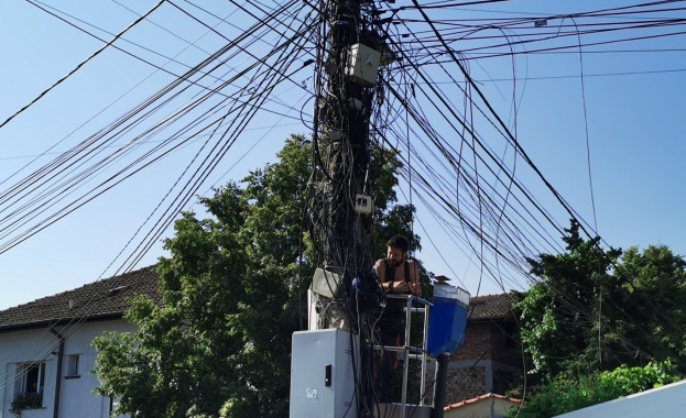 ЕРМ Запад продължава да отстранява неизползвани комуникационни кабели по стълбовете в Западна България