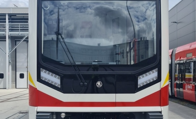 Първият от осемте нови влака за столичния метрополитен беше приет