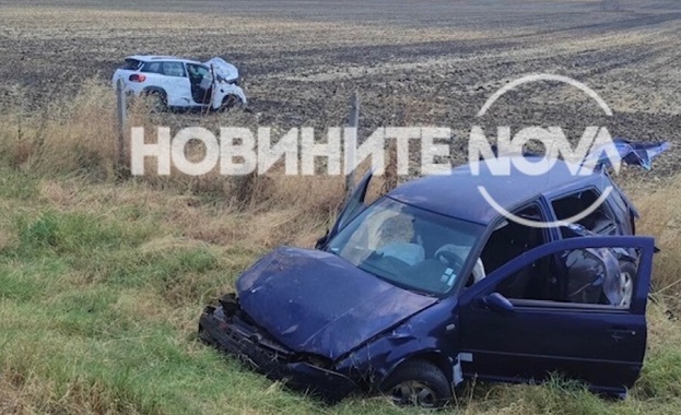 Две коли се удариха на АМ „Тракия”, две деца са в болница