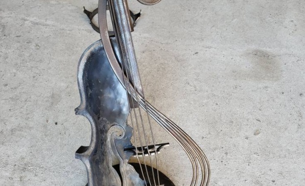 Цигулка изкована от желязо ще бъде продадена на благотворителен търг