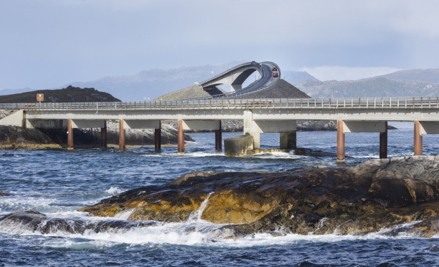 Атлантическият път известен като Атлантерхавсвеиен в Норвегия е един от
