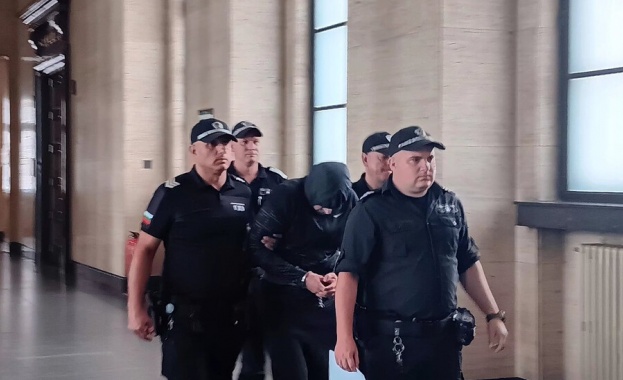 Посегателството беше извършено пред клон на банка
Съдът задържа под стража