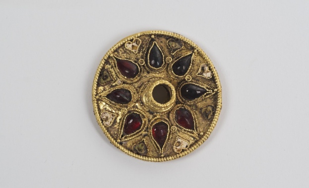 „Блясъкът на елинистическото злато. Повелителят на Сакар“ – нова изложба в НАИМ-БАН представя предмети от тракийско погребение