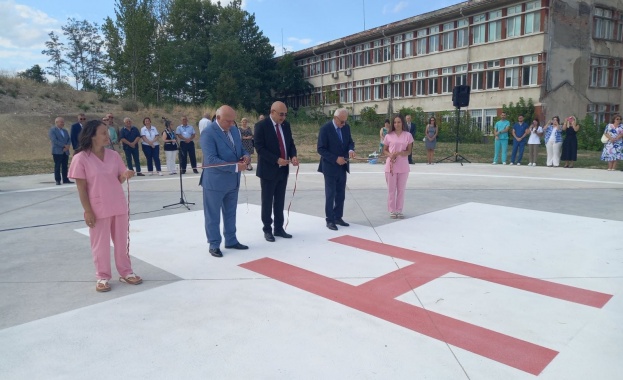 Министърът на здравеопазването доц д р Силви Кирилов дм откри вертолетно