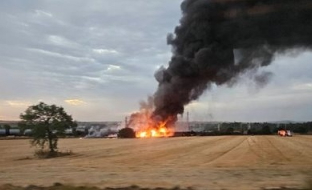 Товарен влак с цистерни гори край село Пясъчево
