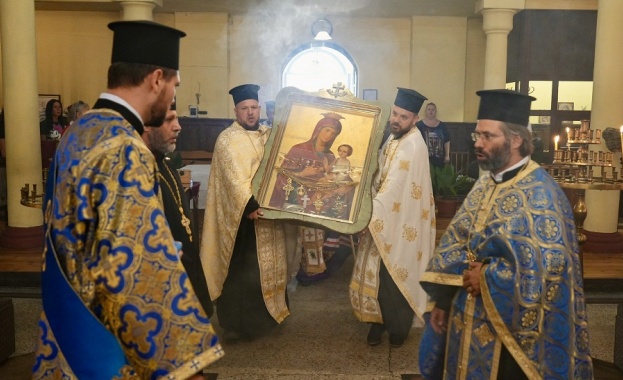 В Казанлък посрещнаха Чудотворната икона на Пресвета Богородица Скоропослушница