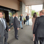 Специално за американците: Лавров пристигна в Аляска, облечен в пуловер с надпис „СССР“.