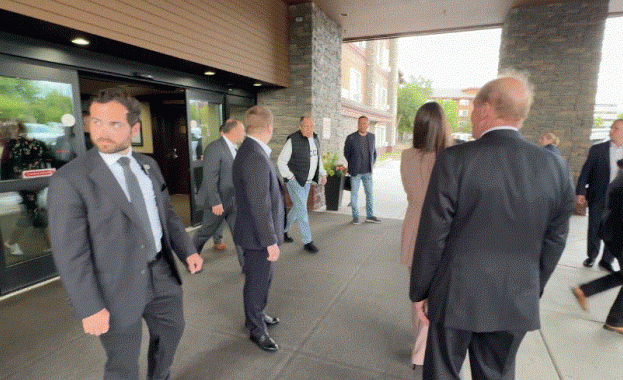 Специално за американците: Лавров пристигна в Аляска, облечен в пуловер с надпис „СССР“.