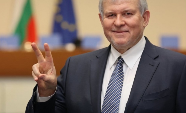 Кортежът на Радев включващ три мотополицаи една полицейска кола с