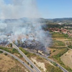 Пожар избухна край пловдивско село, огънят стигна до къщите