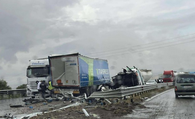 Инцидентите са станали при 16 и и 17 и км
Две катастрофи с