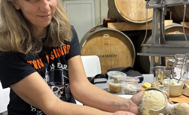 Семейство възроди стари занаятчийски сирена, зрели в кратунка, стомна и глина