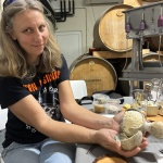 Семейство възроди стари занаятчийски сирена, зрели в кратунка, стомна и глина