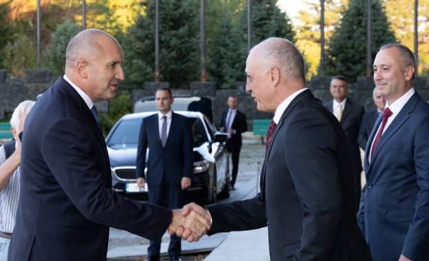 Президентът Румен Радев издаде указ за преназначаването на генерал майор Емил