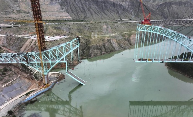 Срутването на железопътен мост в строеж над река Хуанхъ Жълтата