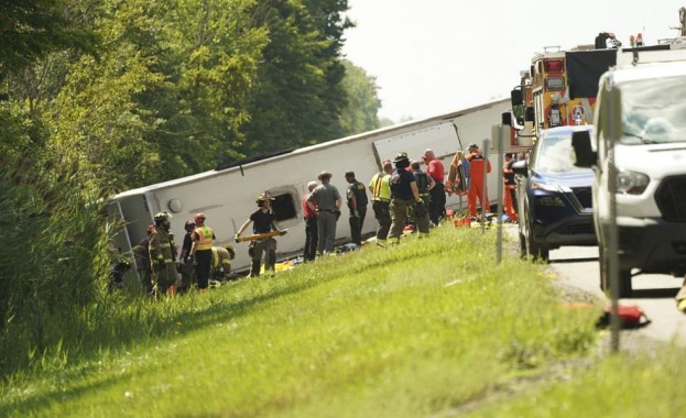 Туристически автобус излезе от пътното платно и се преобърна в