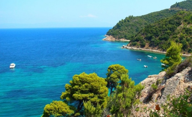 Халкидики полуостровът с трите си пръста Касандра Ситония и