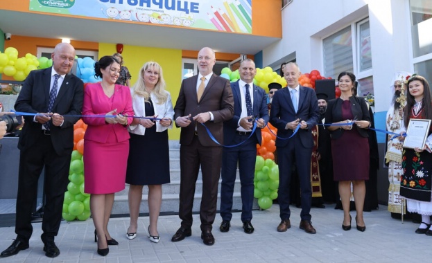 Премиерът присъства на откриването на новата детска градина Слънчице в