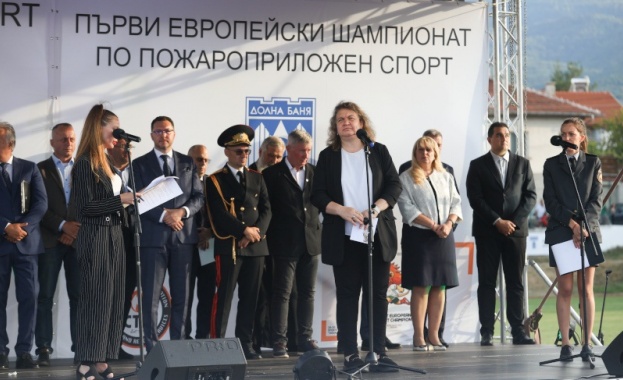 Председателят на Народното събрание Наталия Киселова поздрави участниците в Първия