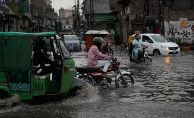 250 000 души бяха евакуирани след наводнения в Източен Пакистан