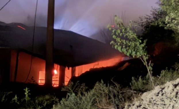 Пожарът край Чипровци е овладян Има изгорели вили в местността