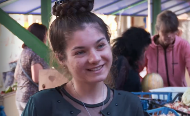 Студентка по медицина продава плодове и зеленчуци на пазара във