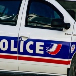 Един загинал и петима ранени, след като кола се вряза в група хора пред бар във Франция