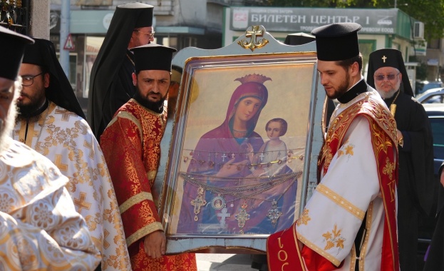 Посрещнаха чудотворната икона на Пресвета Богородица Скоропослушница в Стара Загора