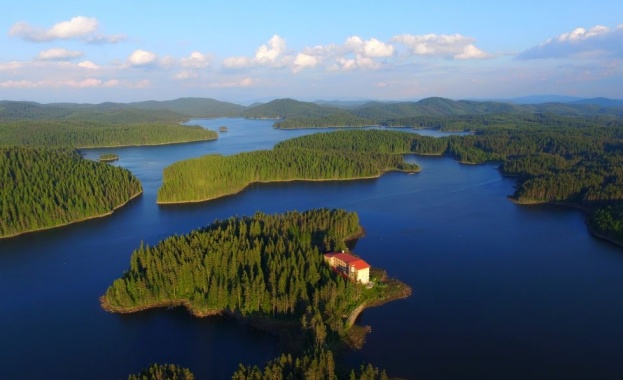 Живописният язовир „Широка поляна” в Родопите
