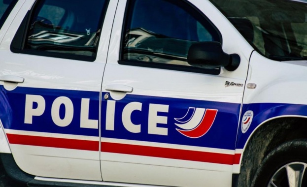 Един загинал и петима ранени, след като кола се вряза в група хора пред бар във Франция