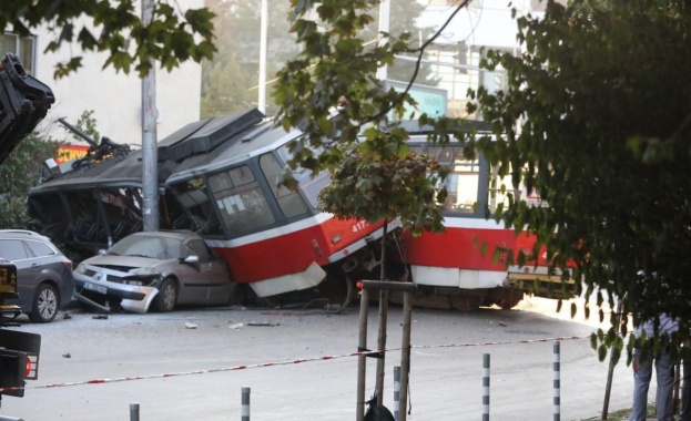 Обърнали са се две мотриси
Неизвестен подкара трамвай Превозното средство било