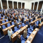 Между провала на петия вот на недоверие, политическите скандали и стабилността на кабинета