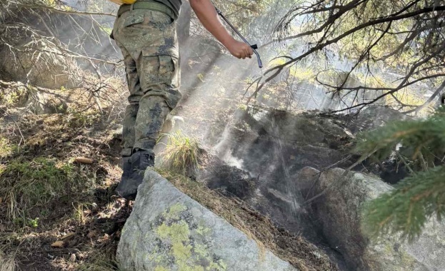 Военнослужещи от Сухопътните войски продължават участието си в гасителните действия