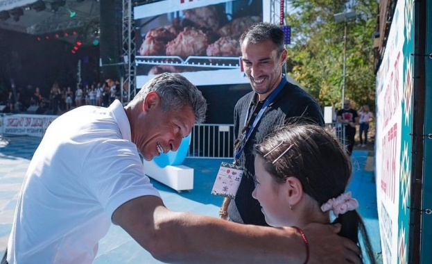 на стадион Юнак Бившите капитани на България Красимир Балъков и