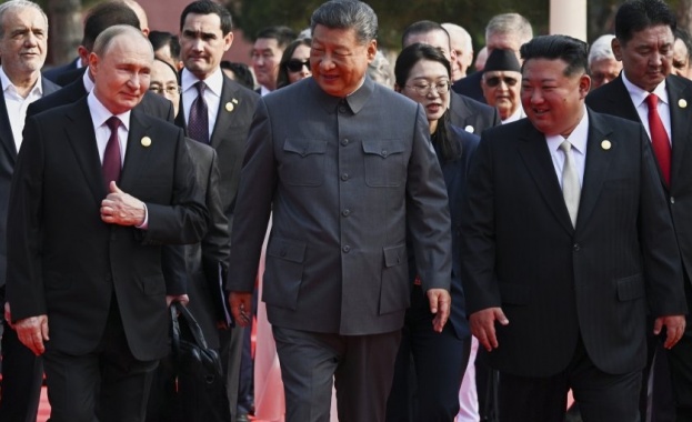 докато те вървяха със севернокорейския лидер Ким Чен ун начело