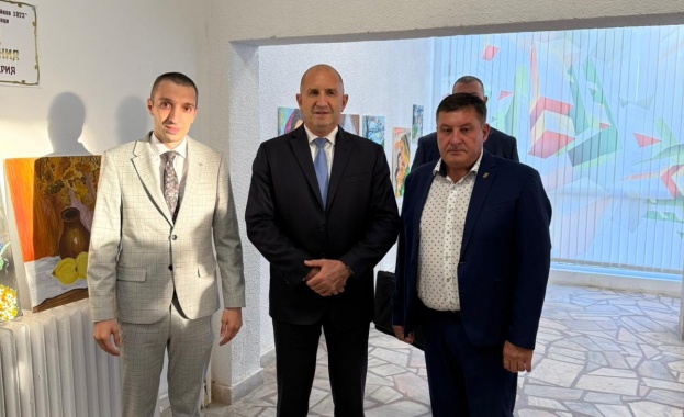 По случай празника на град Гулянци президентът на Република България