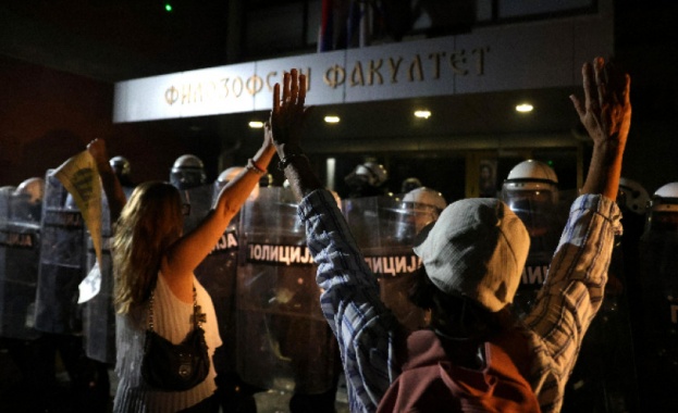 42 души са били задържани по време на снощния антиправителствен