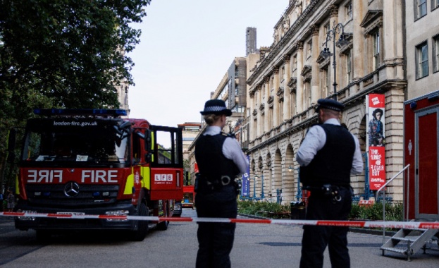 В Лондон около 100 пожарникари се борят с пожар в