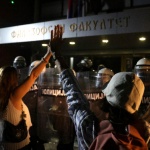 42 души са били задържани по време на снощния антиправителствен протест в сръбския град Нови Сад