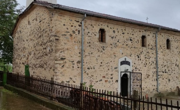 Село с осем храма и осем постоянни жители