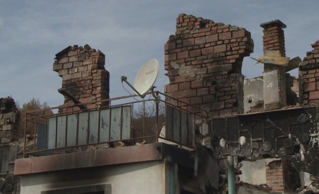 Месец след опустошителния пожар в трънското село Рани луг жителите