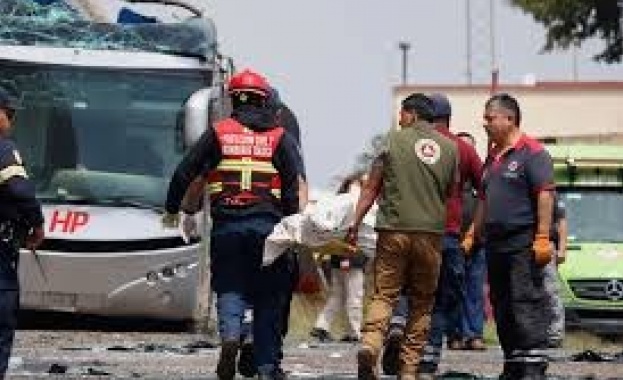 Товарен влак се удари в автобус в Мексико като в