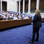 Наталия Киселова посрещна в пленарната зала на парламента деца от българската общност в Република Молдова