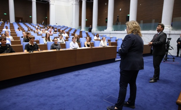 Председателят на Народното събрание Наталия Киселова посрещна в пленарната зала