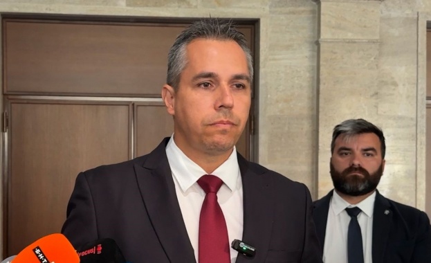 Народният представител от Възраждане Ангел Славчев проведе брифинг пред журналисти